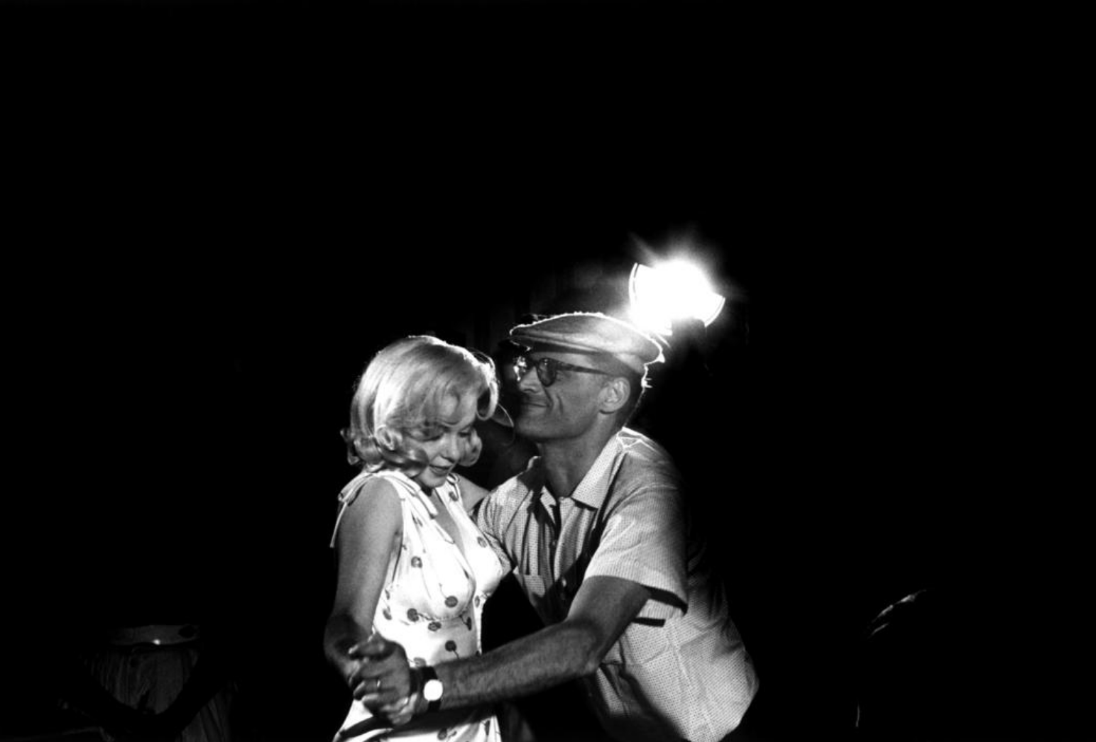 Marilyn Monroe with Arthur Miller, showing her dance steps. Nevada, USA. 1960.
