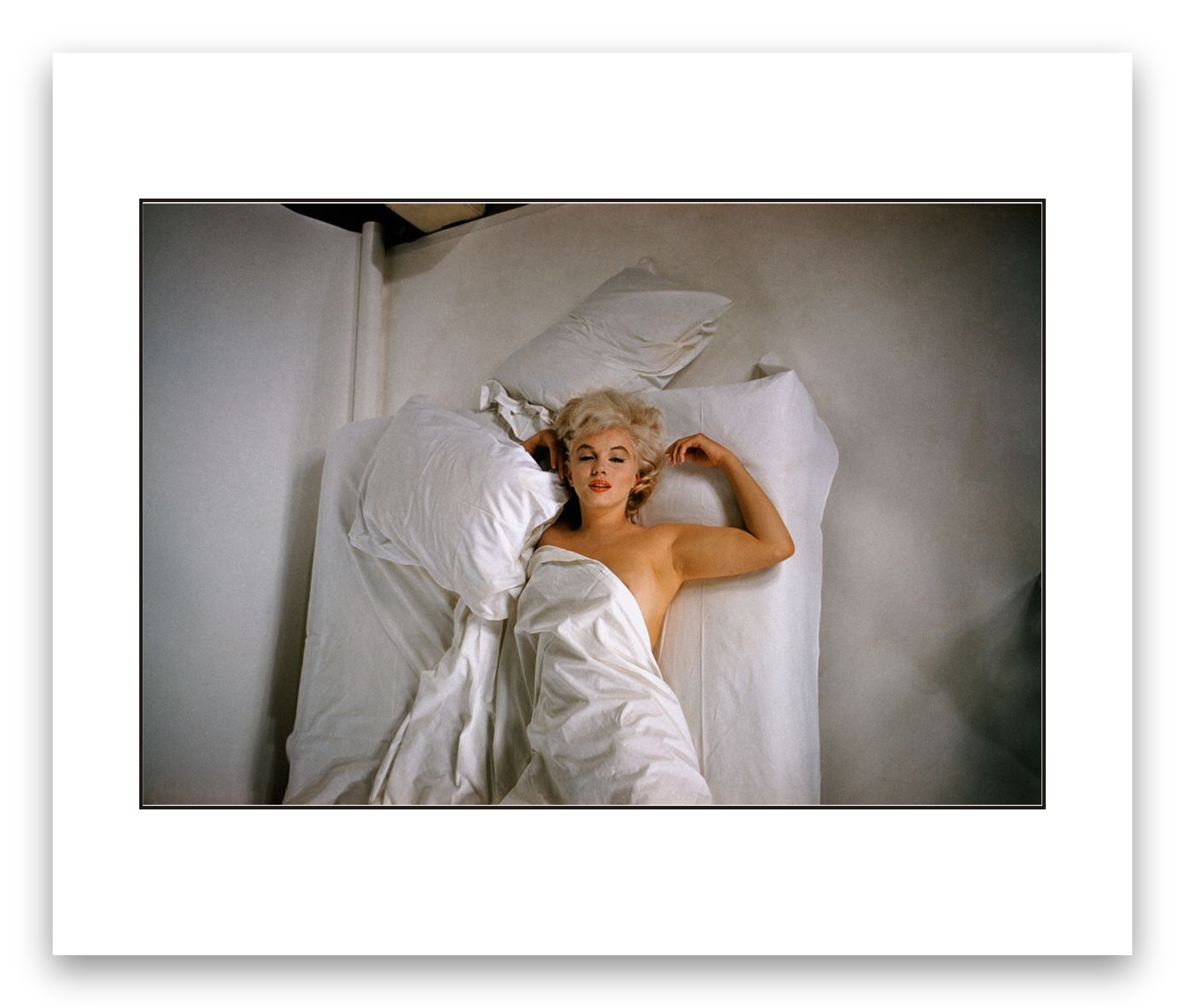 Marilyn Monroe. Resting during a studio shoot to promote 'The Misfits'.  Los Angeles, California, USA. 1960.