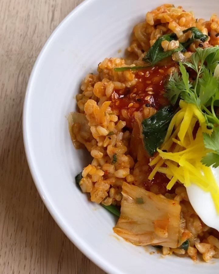 The boldly flavoured Elder Press favourite, kimchi fried rice with baby spinach, pickled ginger, hot gochujang, spring onions, fried St Ewe&rsquo;s egg or a scrambled turmeric-spiced tofu topping to keep it all vegan🌱💛