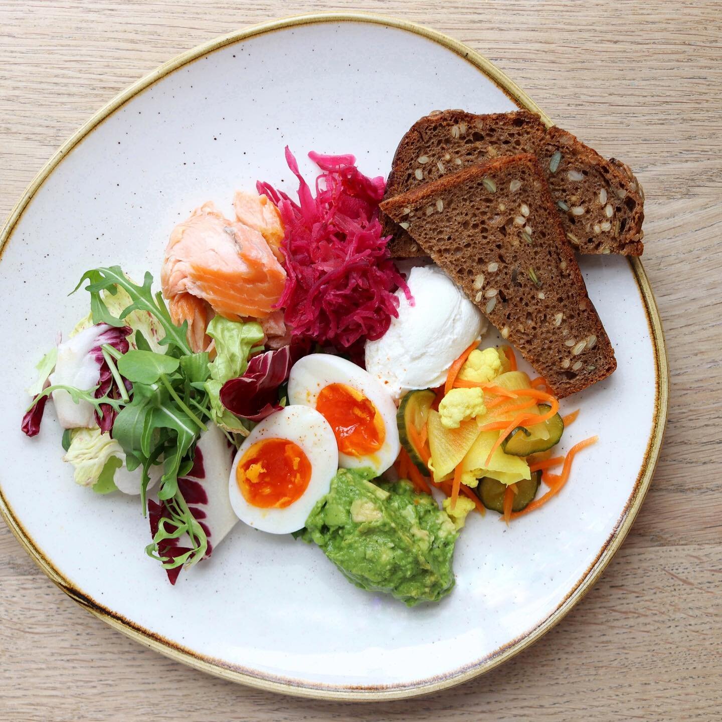 Brunch plate with pickled veg, hot smoked salmon, goat&rsquo;s curd, the best St Ewe&rsquo;s eggs and smashed avocado for piling onto dark Danish rye. ⁣
⁣
Really fresh, filling and uplifting and that&rsquo;s exactly the sort of way we like to eat rig