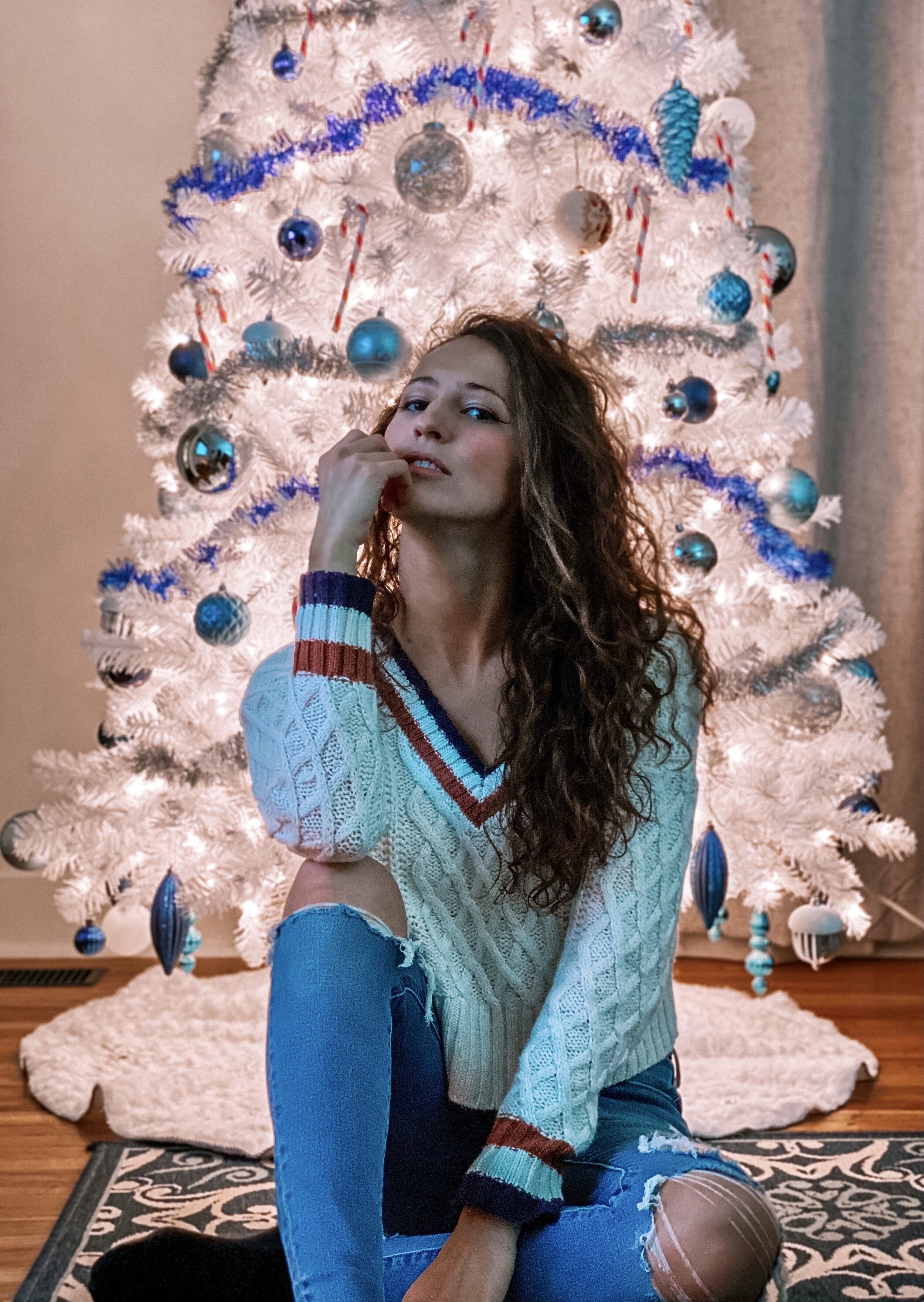 5 Christmas Posing Ideas for Instagram From Home