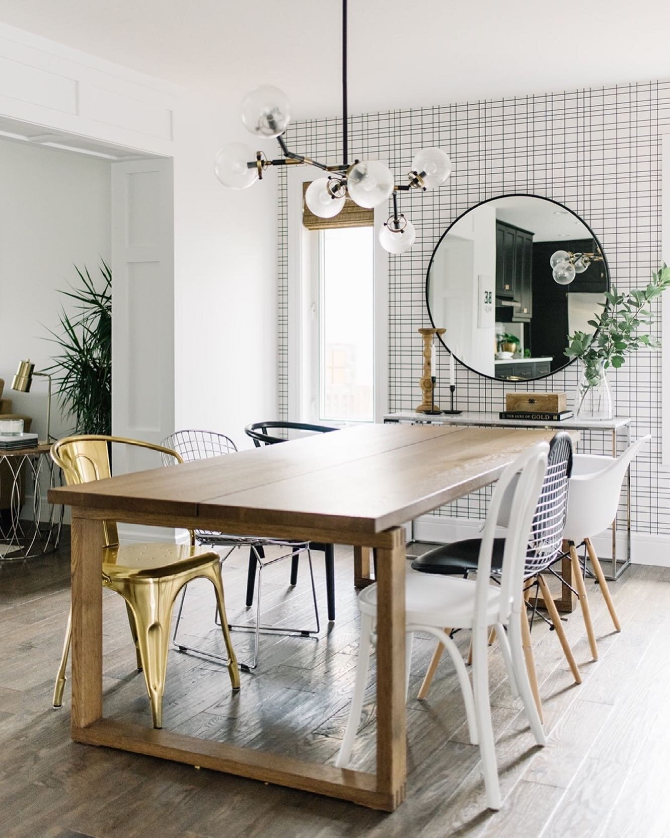 I sometimes forget about our little #AmsbaughAbode ❤️⁠
⁠
I&rsquo;m still loving this mismatched dining chair situation 🙌🏻 

#Ihavethisthingforchairs ⁠
⁠
📸 @tracey.jazmin 
⁠
#yegdesigner #apartmenttherapy #sodomino #simplystyleyourspace #currentdes