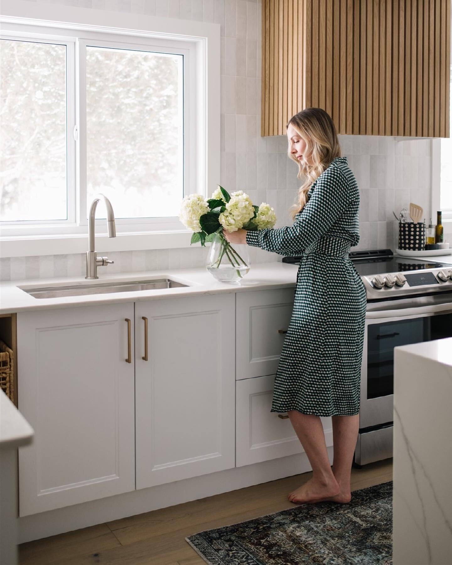 It&rsquo;s peony season friends! Who&rsquo;s excited!? Home trends may come and go. Fresh flowers on the other hand? Always in style. ⁠⁠
⁠⁠
Hydrangeas &amp; dark pink Peonies are my faves ❤️⁠ I know&hellip; how stereotypically &ldquo;designery&rdquo;