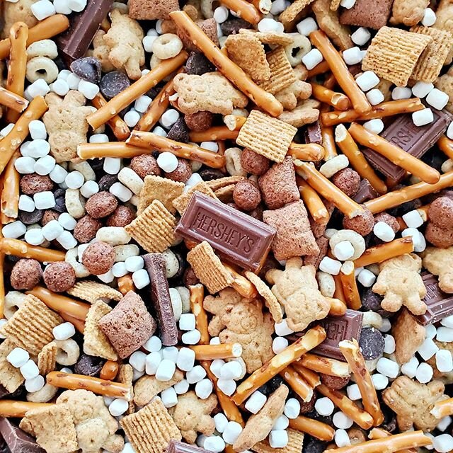 Kick off summer and Father's Day with our S'mores Mix! Look for the simple no bake recipe in bio and the website tomorrow. Here's to Dad🍢🍫🍻🍔🍟💗#expandkitchenandhome #smores#snackmix #snacks #nobake#travelsnacks#holidaydesserts #easydesserts#choc