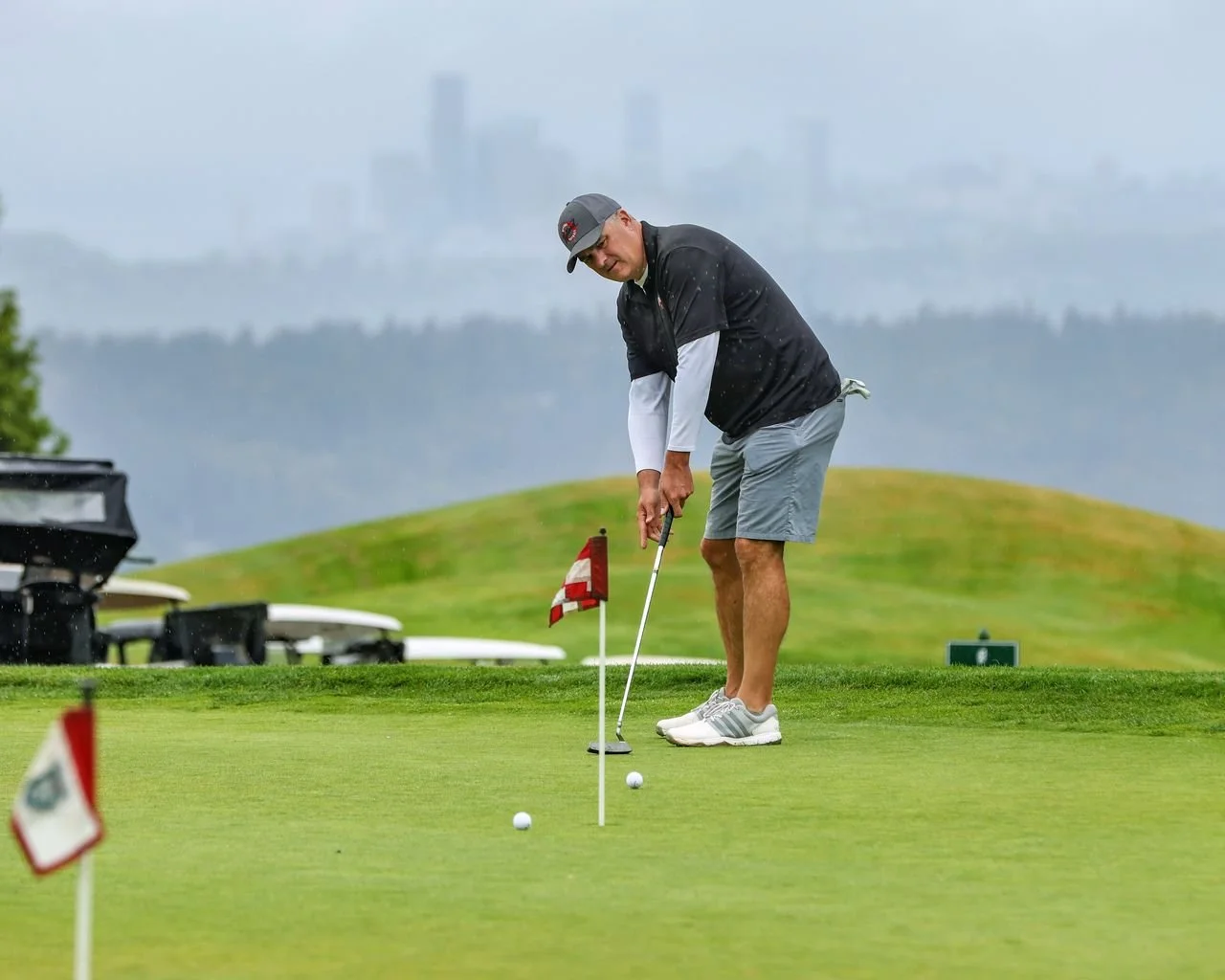 25 Golf Putter w Bellevue Skyline.jpeg