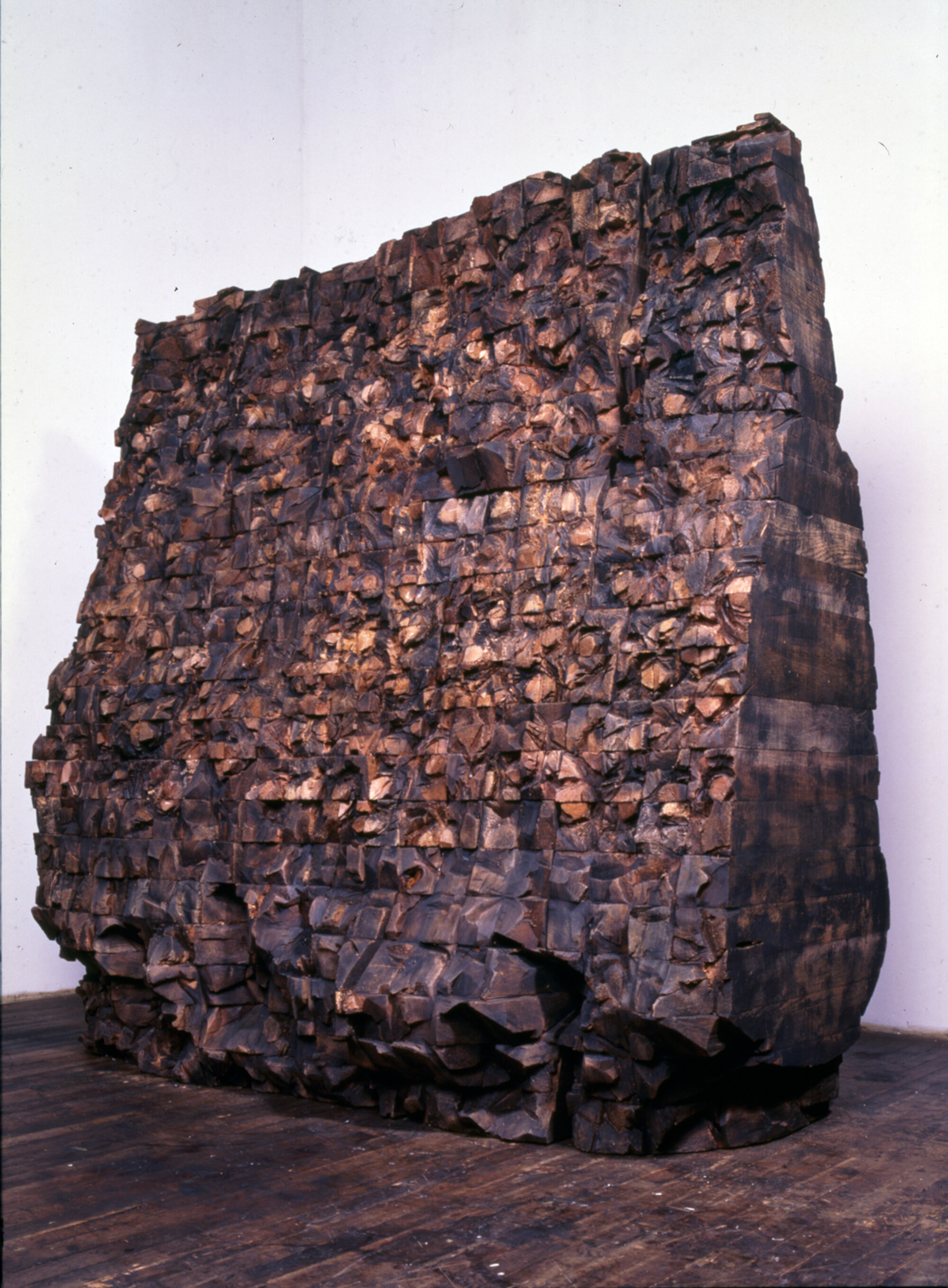       woziwody mur , 1994-95 Cedar and graphite 74.25 x 75.5 x 32 in. 