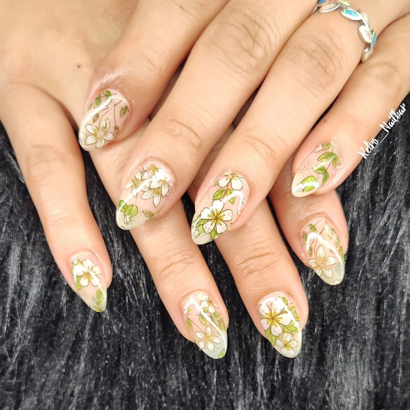 In love with these flowers for @laurenkg3 🌿

#flowernailart #acrylicnails #nailartlife #retro_nailbar #tucsonnails