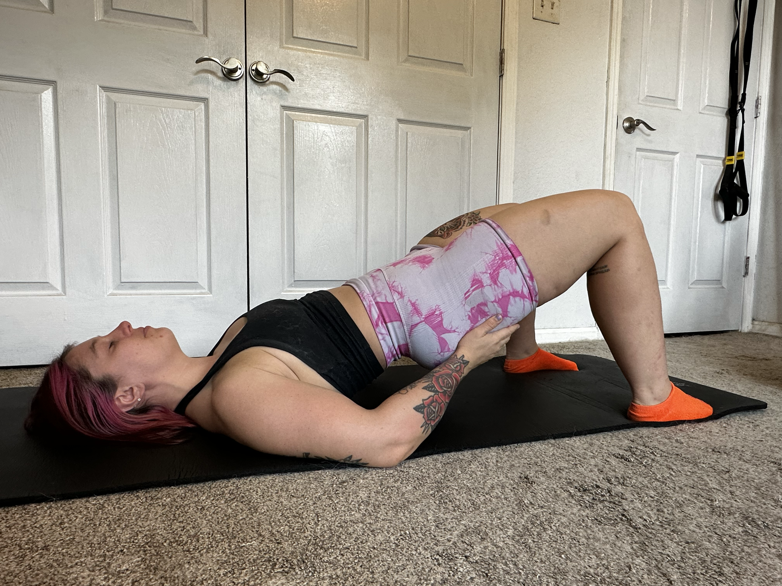 Using hands for MMC with glute bridges