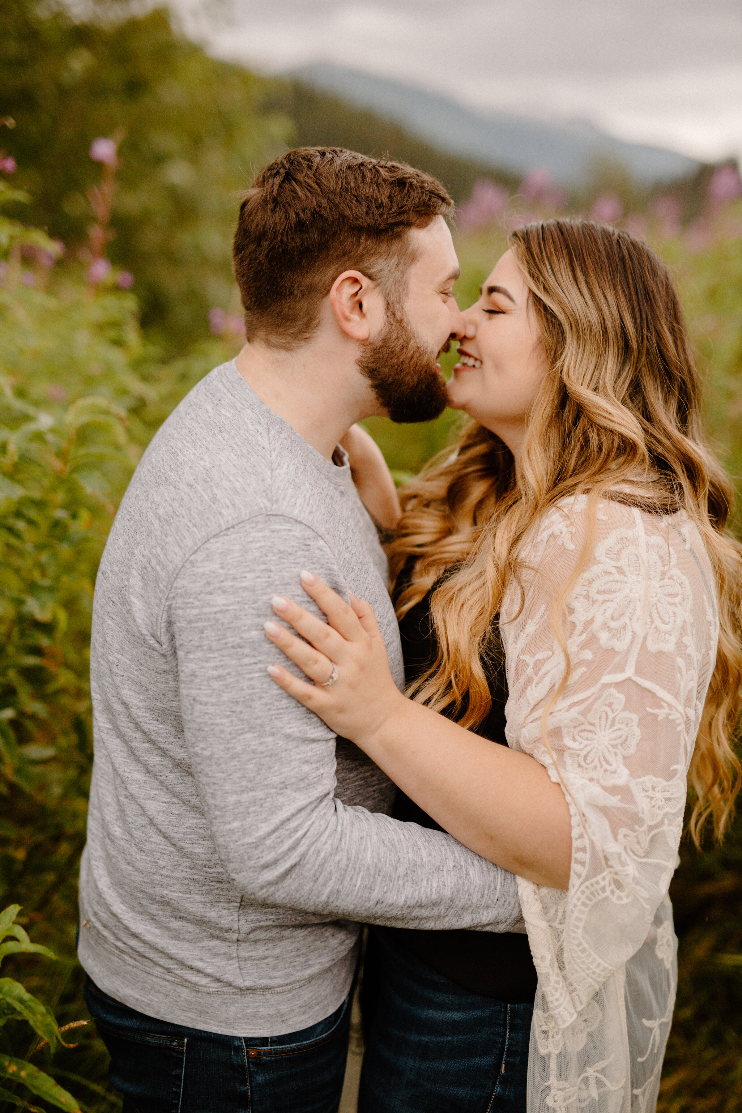 Your Guide to the Best Poses for Engagement Photos