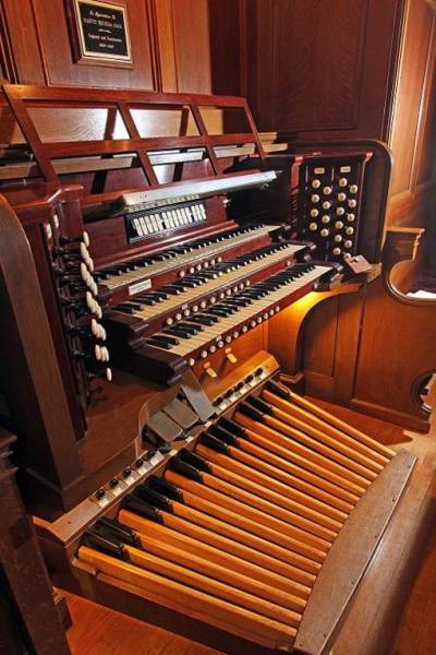 The organ console, as restored in 2011. Photo by Gary A. Becker.