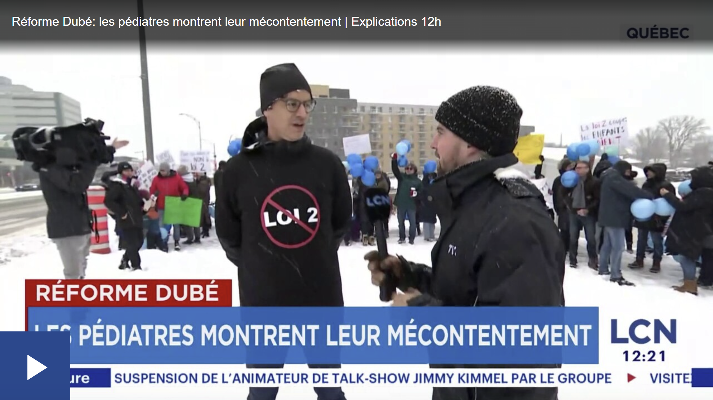 «Les enfants d’abord, la loi 2 dehors!»: des pédiatres de partout au Québec ont manifesté dimanche contre la réforme en santé du gouvernement québécois