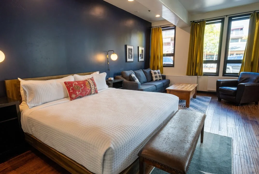 Want a little extra space to stretch out?? Meet our King Deluxe room!!! This room features one king bed plus a queen sofa sleeper, perfect for up to four guests. Bring your crew and make Frisco your home base!
🔗 Book your stay through the link in o