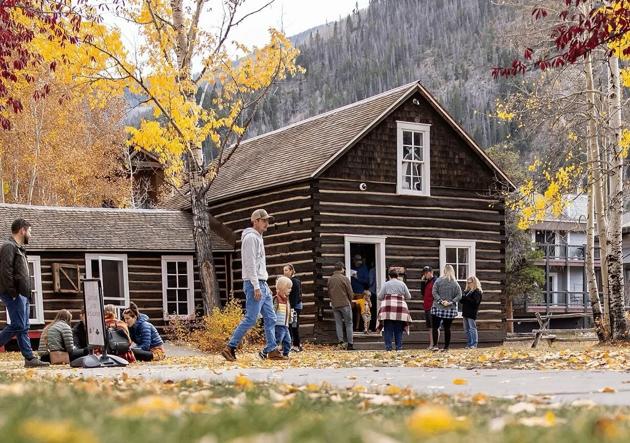 🕵️‍♂️ The year is 1910… Summit County has a brand-new courthouse and jail, and the very first prisoner has already escaped. Can you help us track him down?
Join the Frisco Historic Park & Museum and Theatre SilCo for a clue-style mys