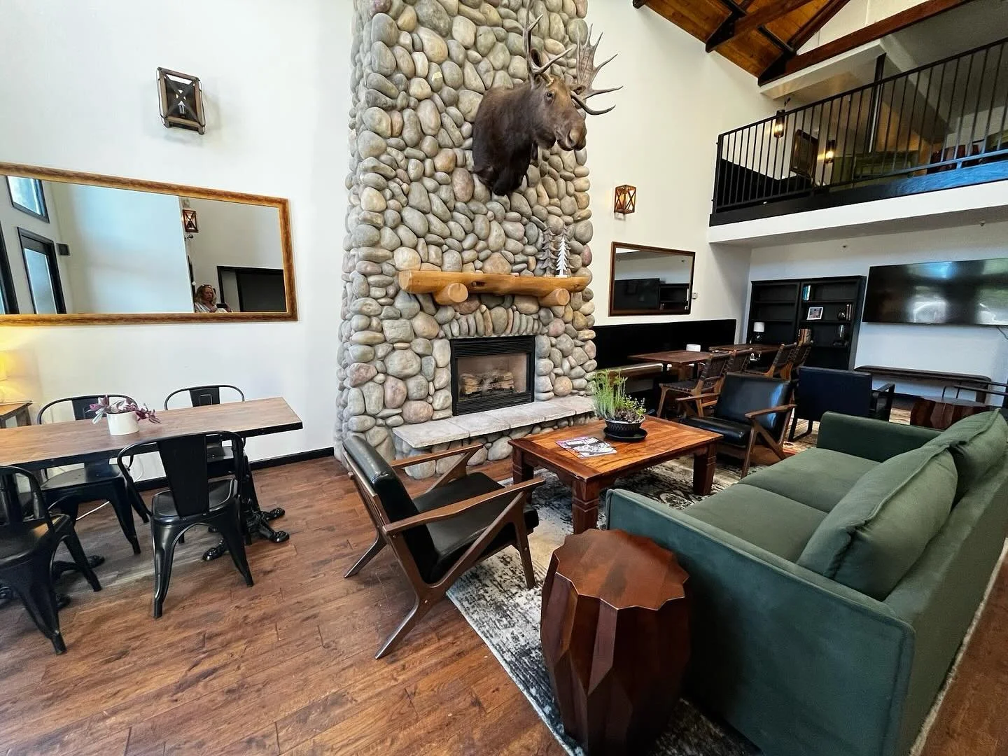 Settle in by the fire, gather with friends, or just kick back after a mountain adventure! Our lobby here at Hotel Frisco is your home base for it all. 🪵🔥