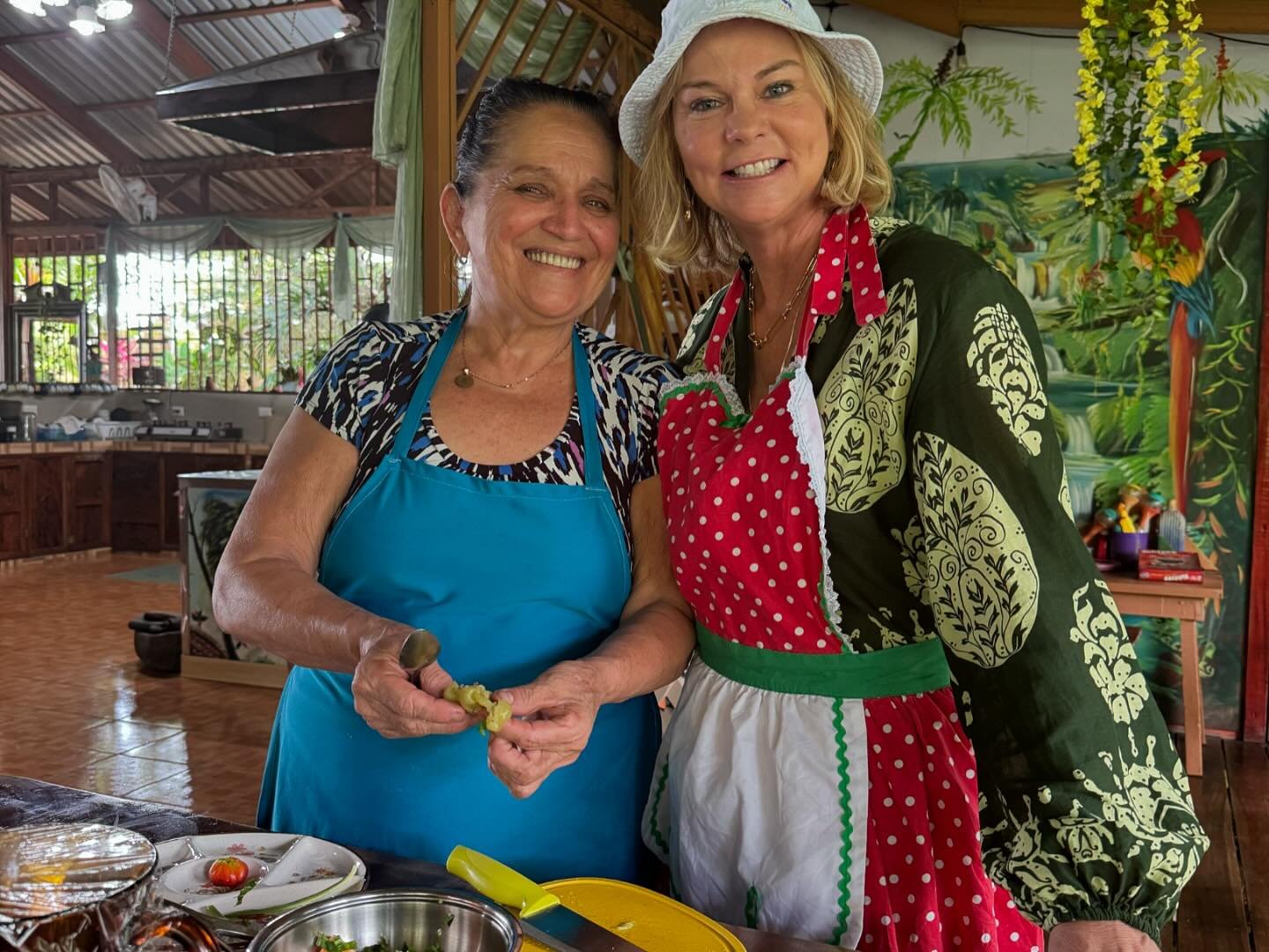 There is as much OR as little to do as you want, in Costa Rica 🇨🇷 
I love to go, go, go! These are some of my favorite adventures so far&hellip;

👩&zwj;🍳 A private cooking class in Do&ntilde;a Mara&rsquo;s rustic open kitchen with a wood stove. S