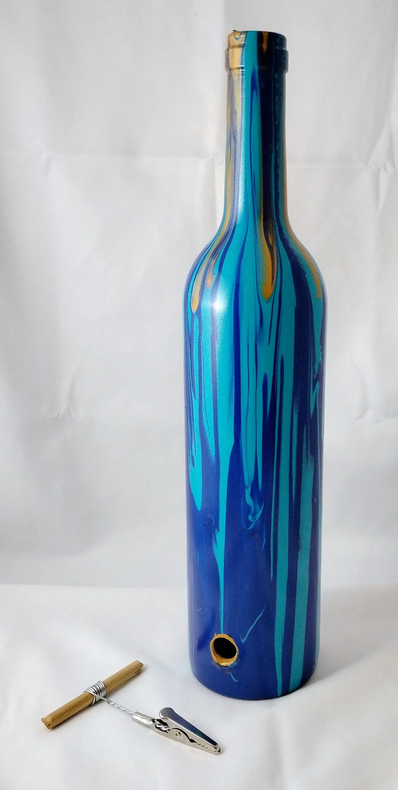 Pour Art: Hand-Painted Stemless Wine Glass - Blue Streak