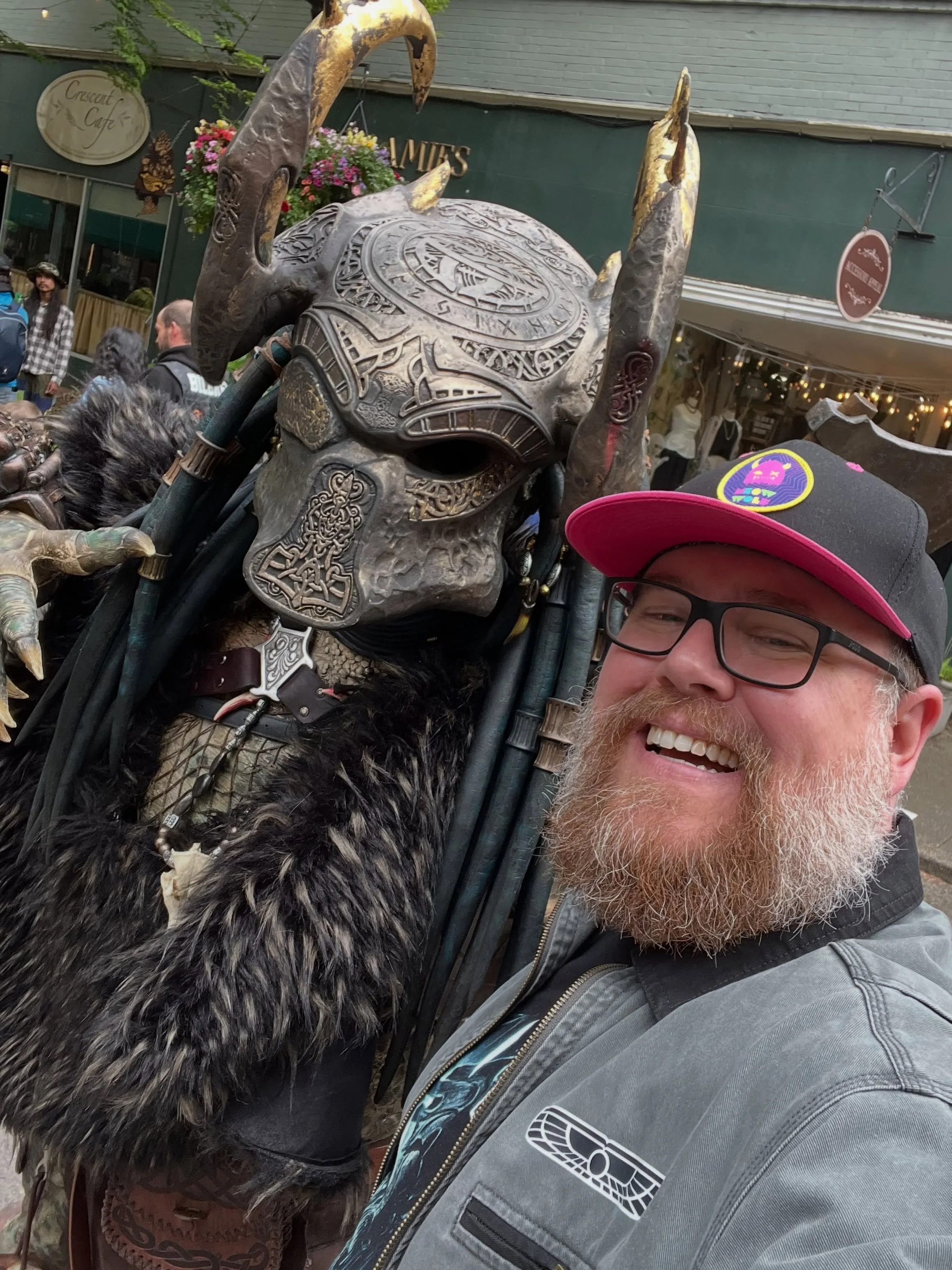 Co-host Corey hanging out with a couple of Yautjas at the UFO Festival in McMinnville, OR yesterday! Give them a follow:

@ridgewalkerbrewing 
@darkpredator3 
&mdash;&mdash;&mdash;&mdash;&mdash;&mdash;&mdash;&mdash;&mdash;&mdash;&mdash;&mdash; 
#Podc
