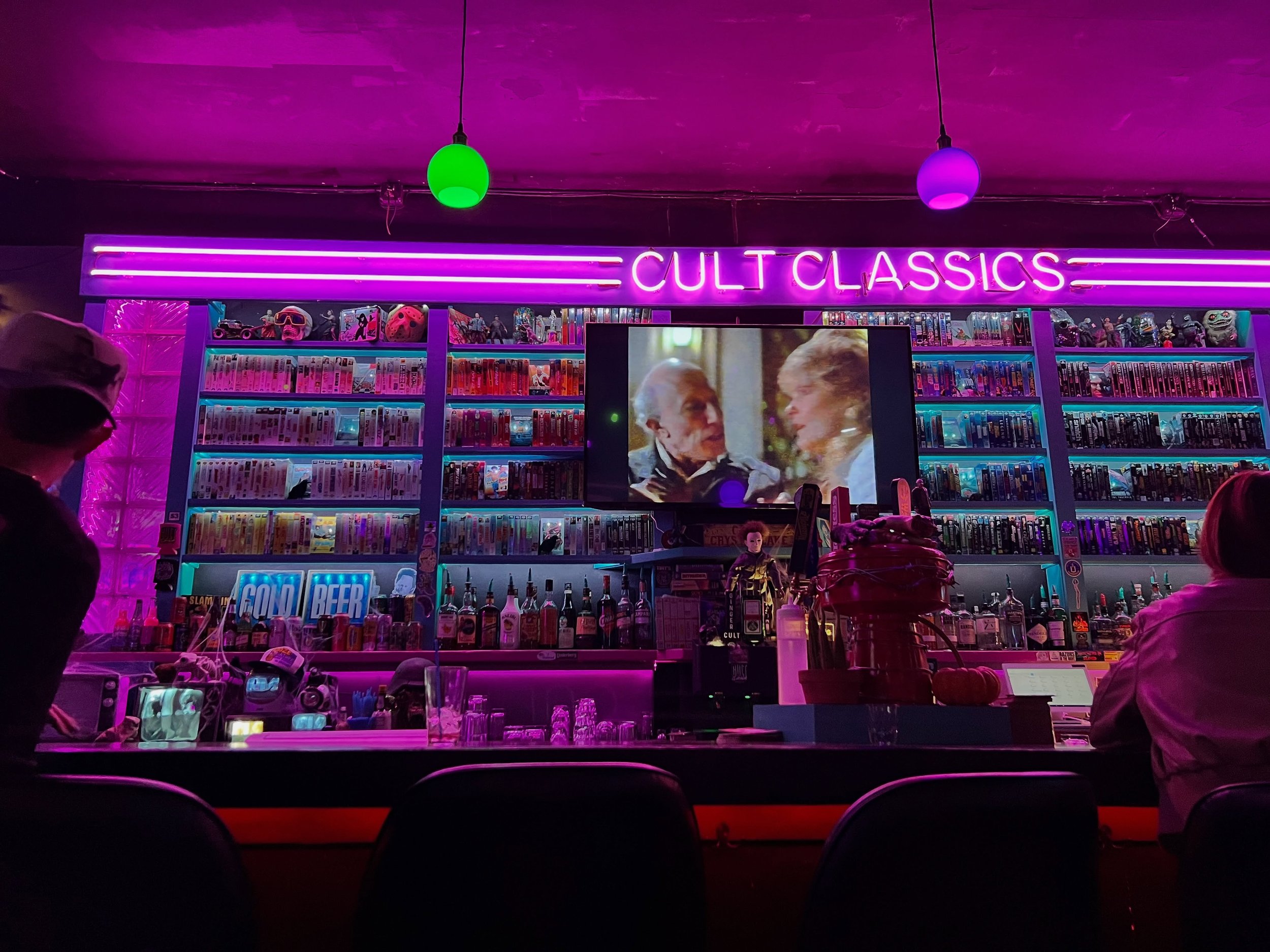 Watching MONSTER SQUAD on VHS and playing Horror Trivia Massacre at @cultclassicspdx 🤘
&mdash;&mdash;&mdash;&mdash;&mdash;&mdash;&mdash;&mdash;&mdash;&mdash;&mdash;&mdash; 
#PodcastingAfterDark is a premium cult movie podcast hosted by @coreynation 