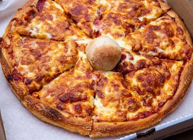 Busy day/night means no home cooked meal tonight but 🤩 Jim’s Pizza was amazing. We at @markayting are working on some marketing projects for them and we’re blown away by the delicious meal we had tonight... counting down the days to my n