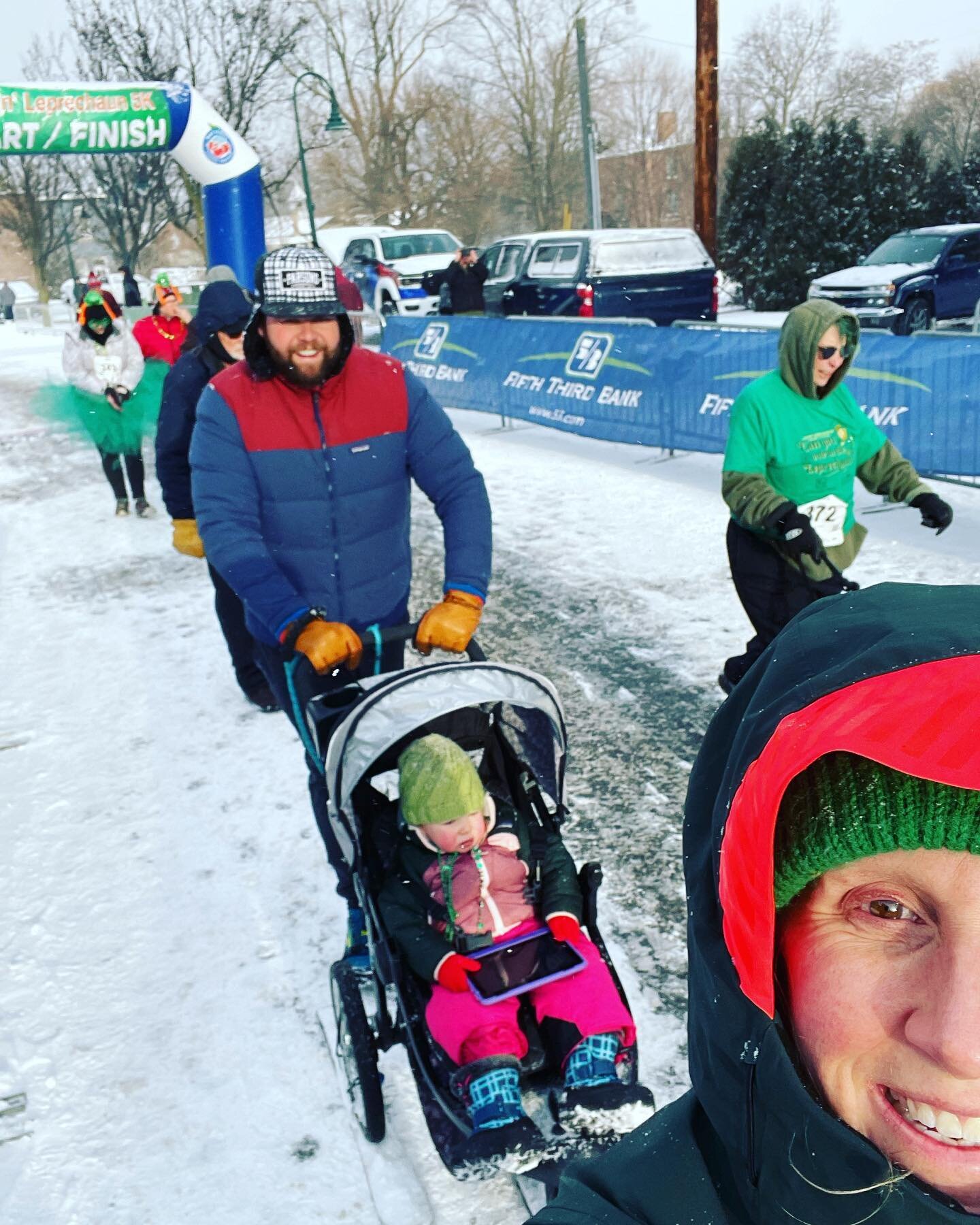 Just a bunch of Leapin&rsquo; Leprechauns attempting a 5k in a blizzard. Needless to say, we took the shortcut to mimosas at breakfast. Who&rsquo;s idea was this? 🤷🏼&zwj;♀️🍀🥂
.
#healthyholidayhustle #woopsie #stpattysdaydisaster #30percenttoolong