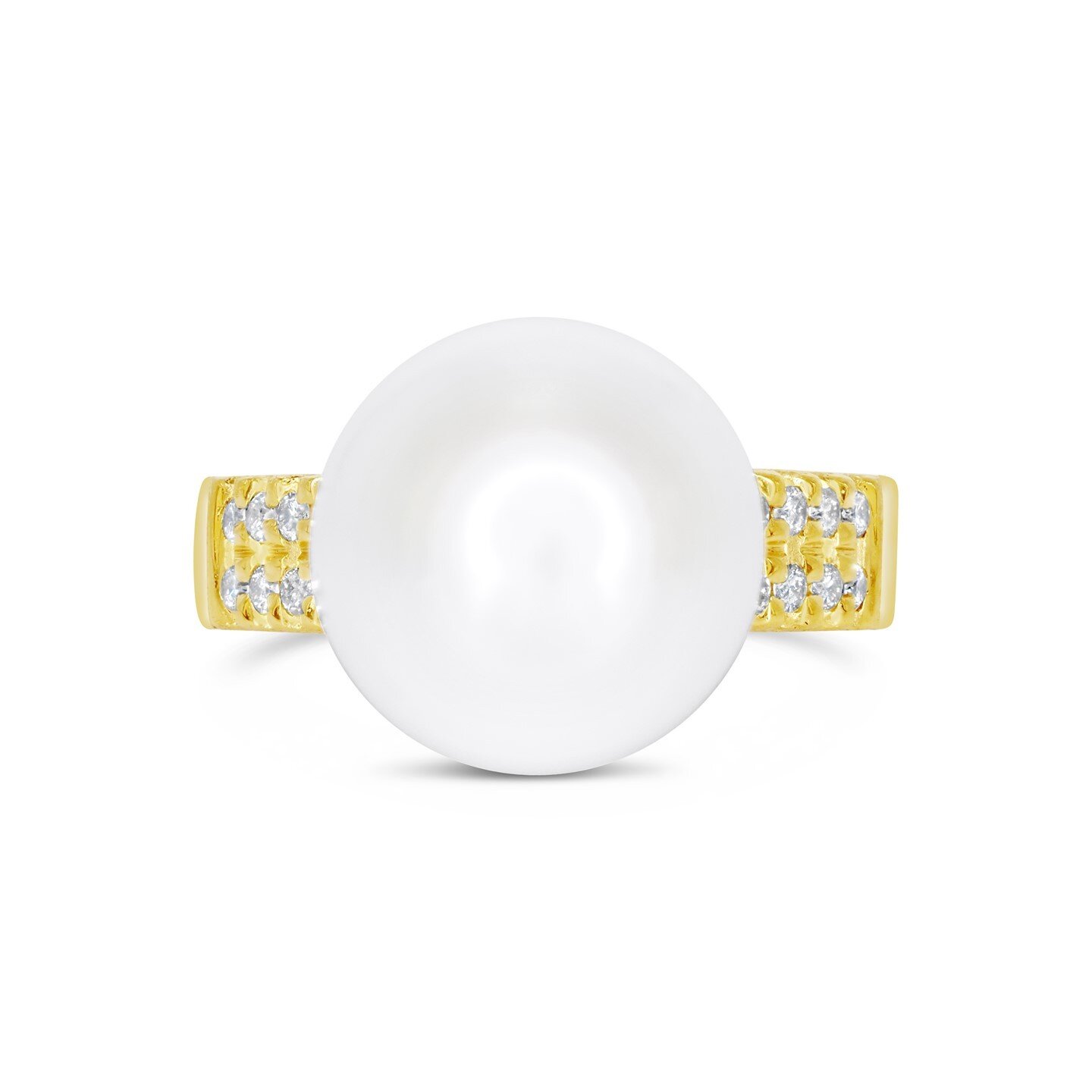 A gift from nature...
Elegant and modern, our 18ct gold handcrafted ring features a beautifully lustrous Broome pearl with a textured finish and brilliant white diamonds. Perfect for dressing up or down.