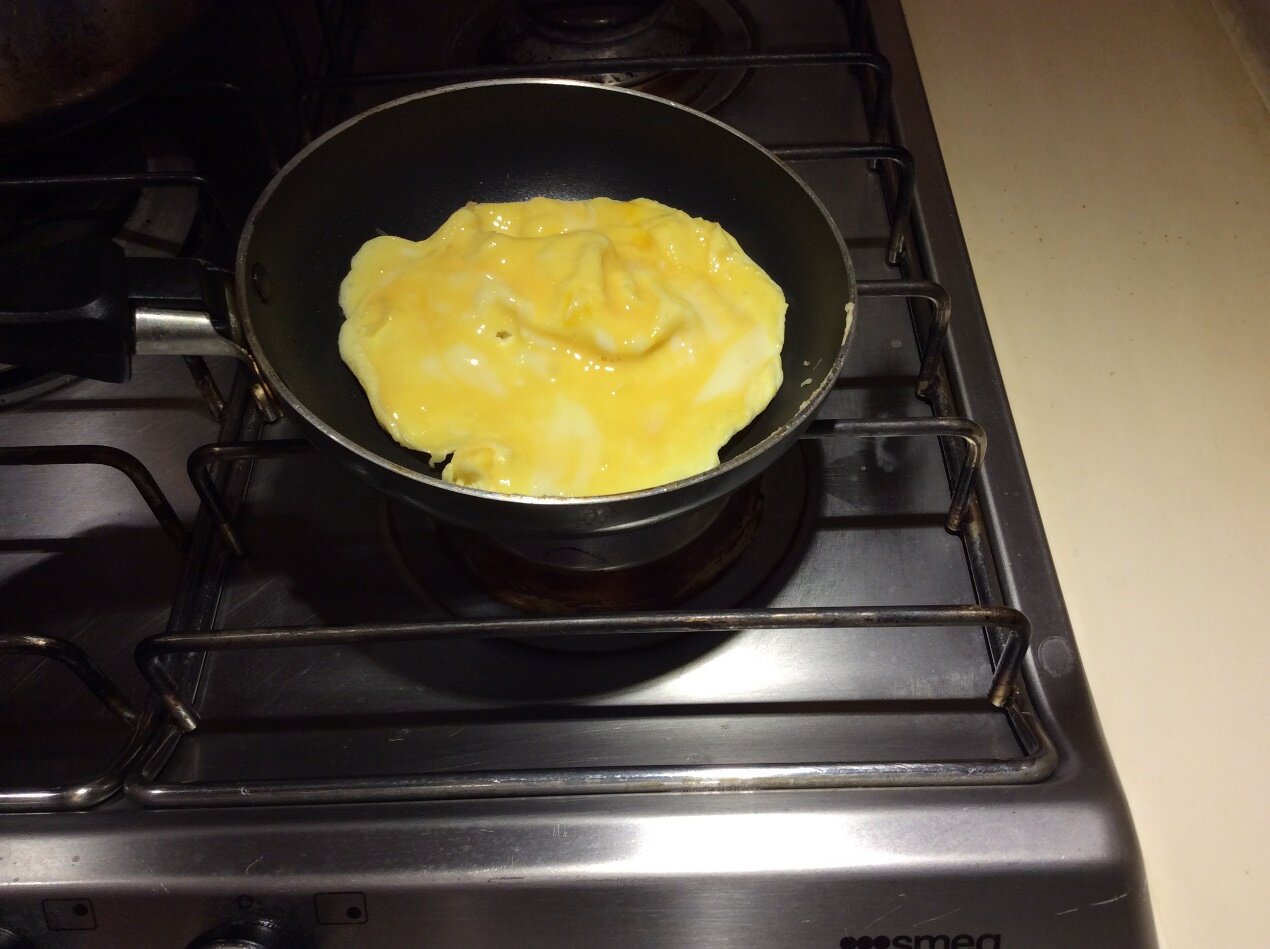 Step 5: pour the egg into the pan