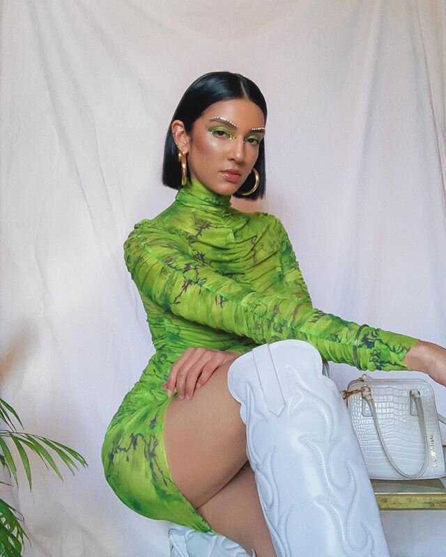 ME IN GREEN 💚 a sight to be seen 👀
ALSO YOUR LOOKS FOR #rowislockdownlooks WERE OUT OF CONTROL!!! Swipe for the finalists and winners: @wings_and_lashes @obvixen @sarahmakesface 🍾⭐️✨