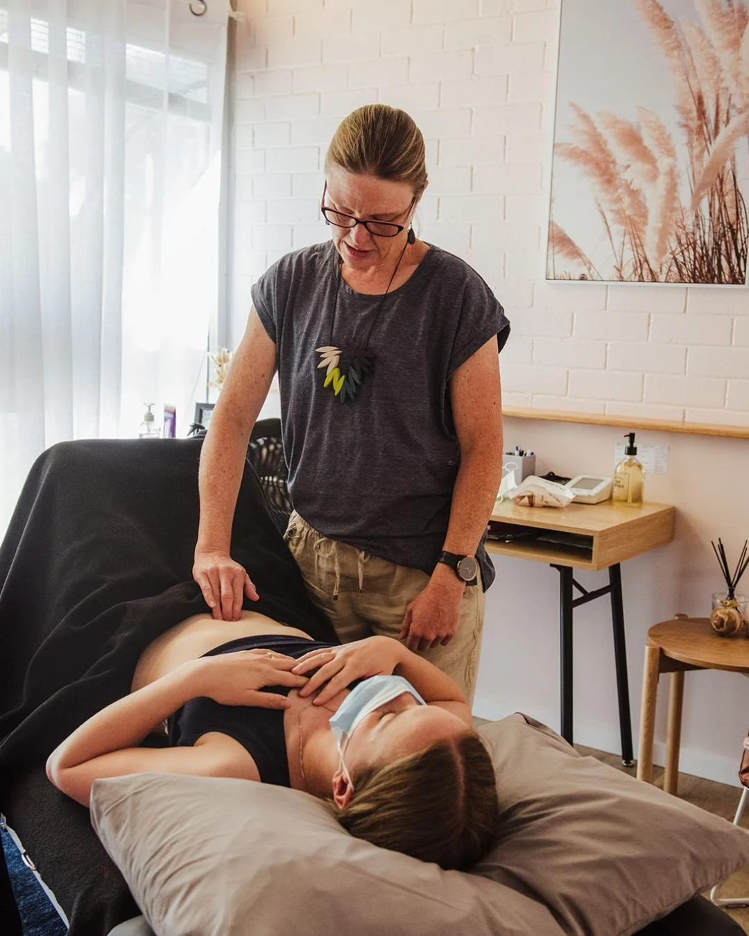 What is a pelvic health physiotherapist?
