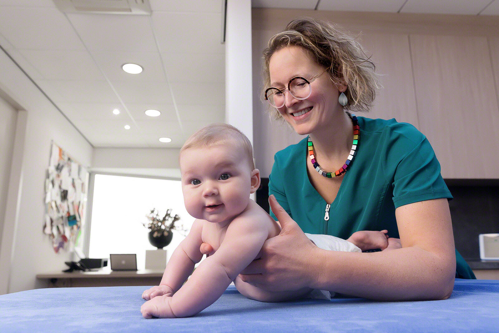 kinderosteopathie-sofie-ruime-ervaring-behandeling-zachte-technieken-voorkeurshouding-afgeplat-hoofd-baby
