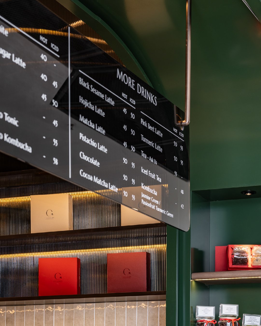 The shop features a versatile design, and a key feature is the display shelves, designed with a one-size-fits-all approach. This provides flexibility for showcasing a diverse range of products. Meticulous attention has been paid to the lighting at ea