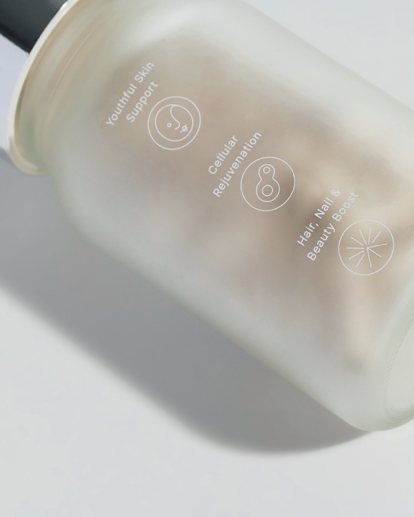 Inspired by the natural confidence and inherent beauty of women, a set of bespoke icons was designed for Innery, made to visualise complex product information for end users. These minimalistic line graphics, drawn according to our branding style, cre
