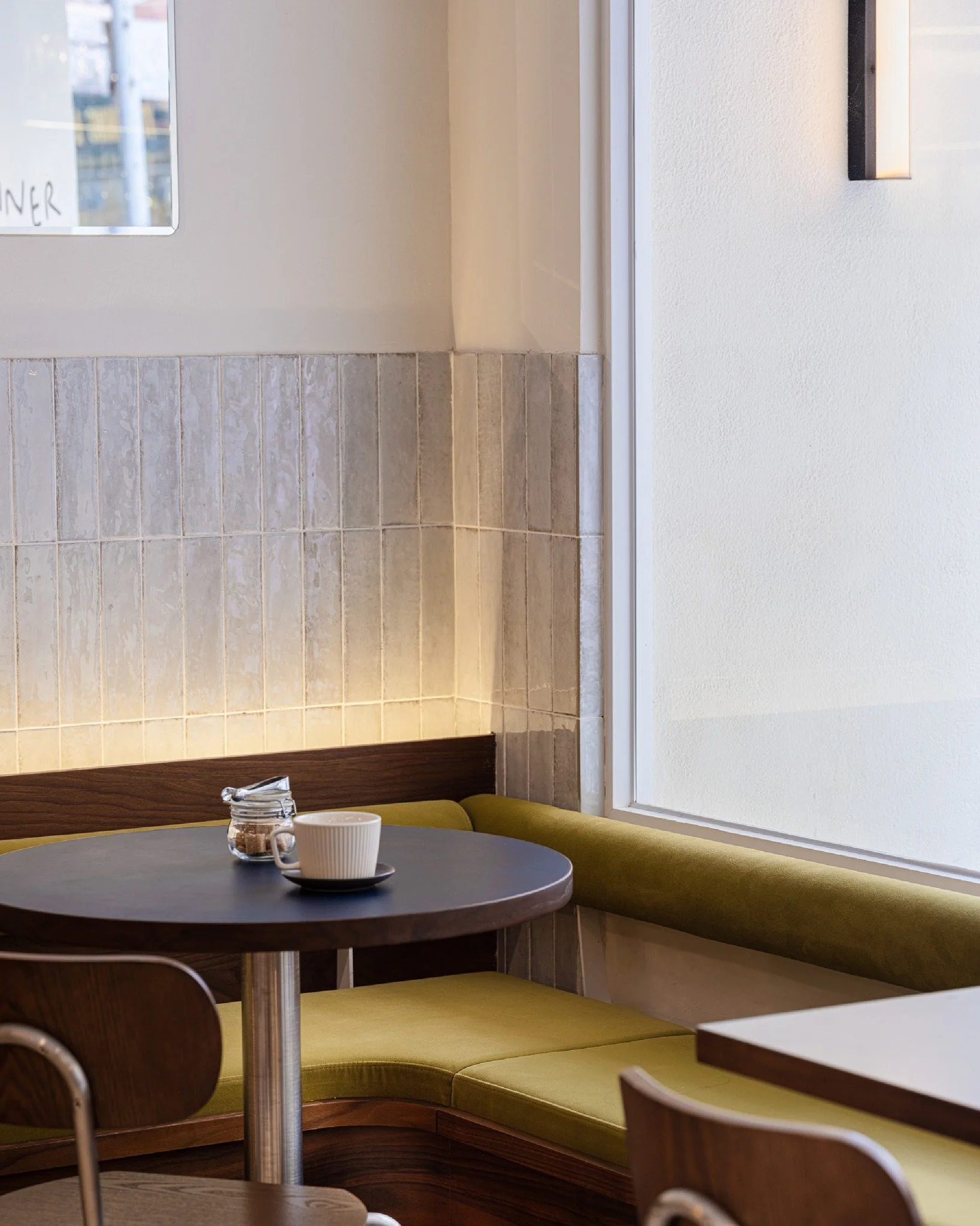 The interior design of Venner includes thoughtful use of warm materials like timber and micro cement to create a welcoming spirit. Hand-glazed tiles add a layer of textured elegance, while custom loose furniture allows more guests without compromisin