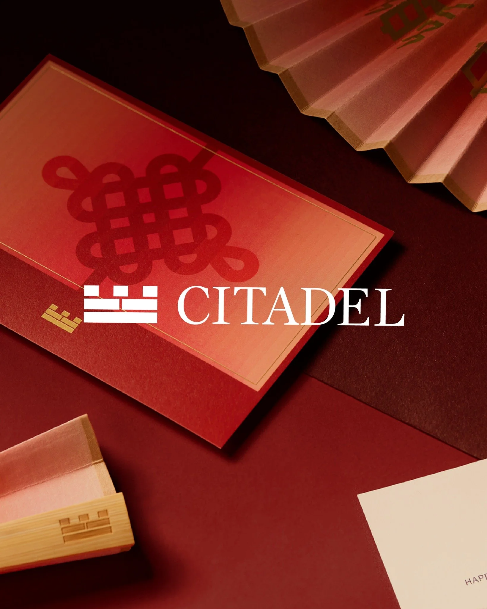 Made with premium, heavyweight canvas, the tote bag is designed to perfectly hold the complete gift set, including the curated tea set, faichun, red packets, leather pouch, and traditional fan. The touch of gold foil adds elegance and functionality.
