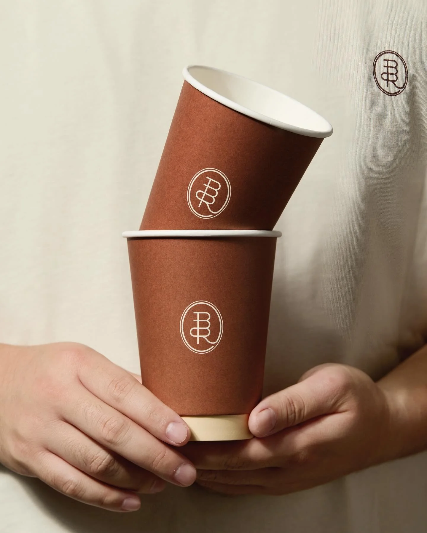 This academia-inspired narrative is brought to life through a refreshing series of collaterals. From the professional double-walled paper cup to the interactive coffee bean packaging, where roasted dates are to be manually crossed out, adding to the 
