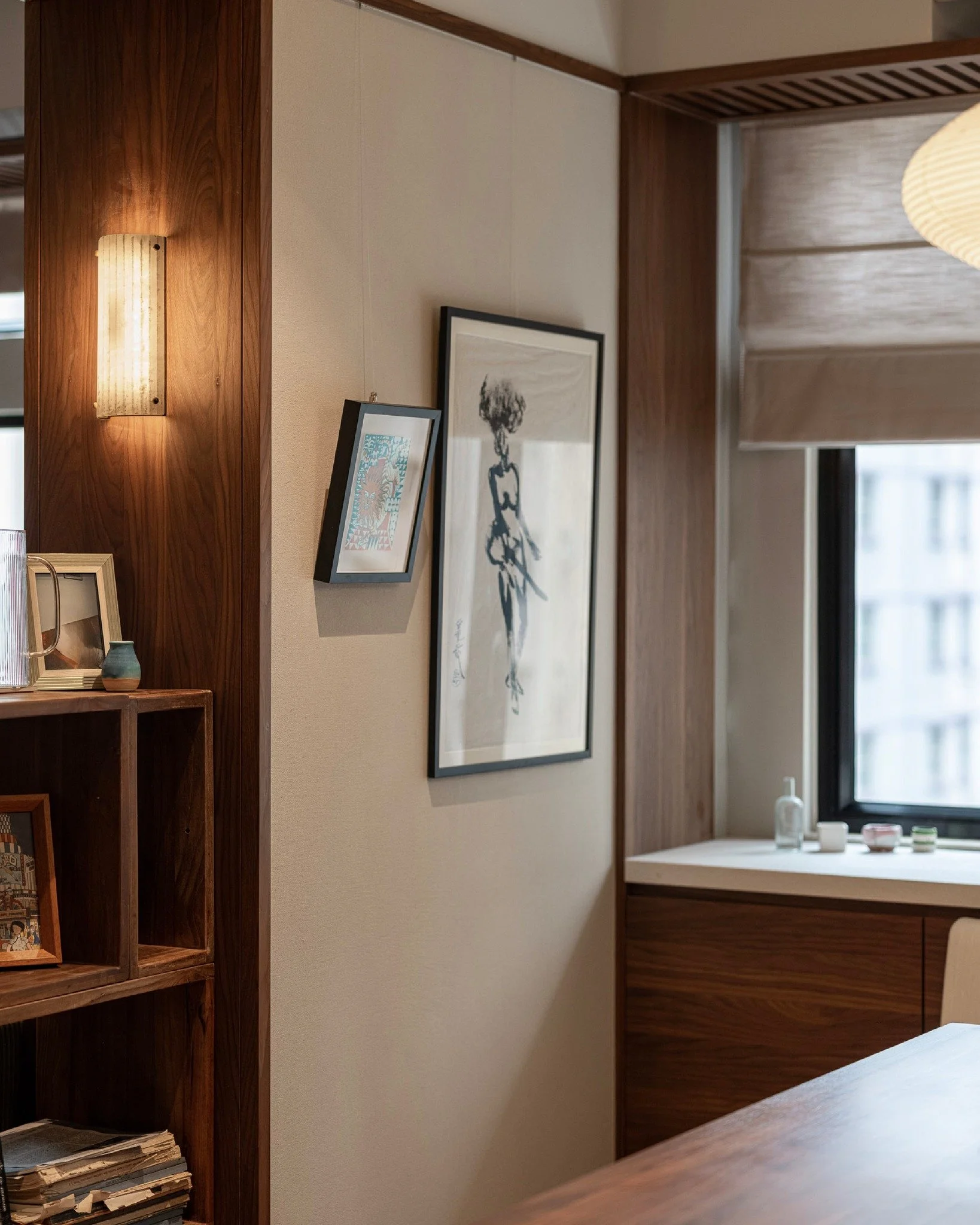 The open-plan living space is divided into the living area and dining area. Gallery tracks are concealed to the majority of the walls, allowing a flexible display of the couple&rsquo;s art collection. The walls, with artisan paint finishes, paired wi