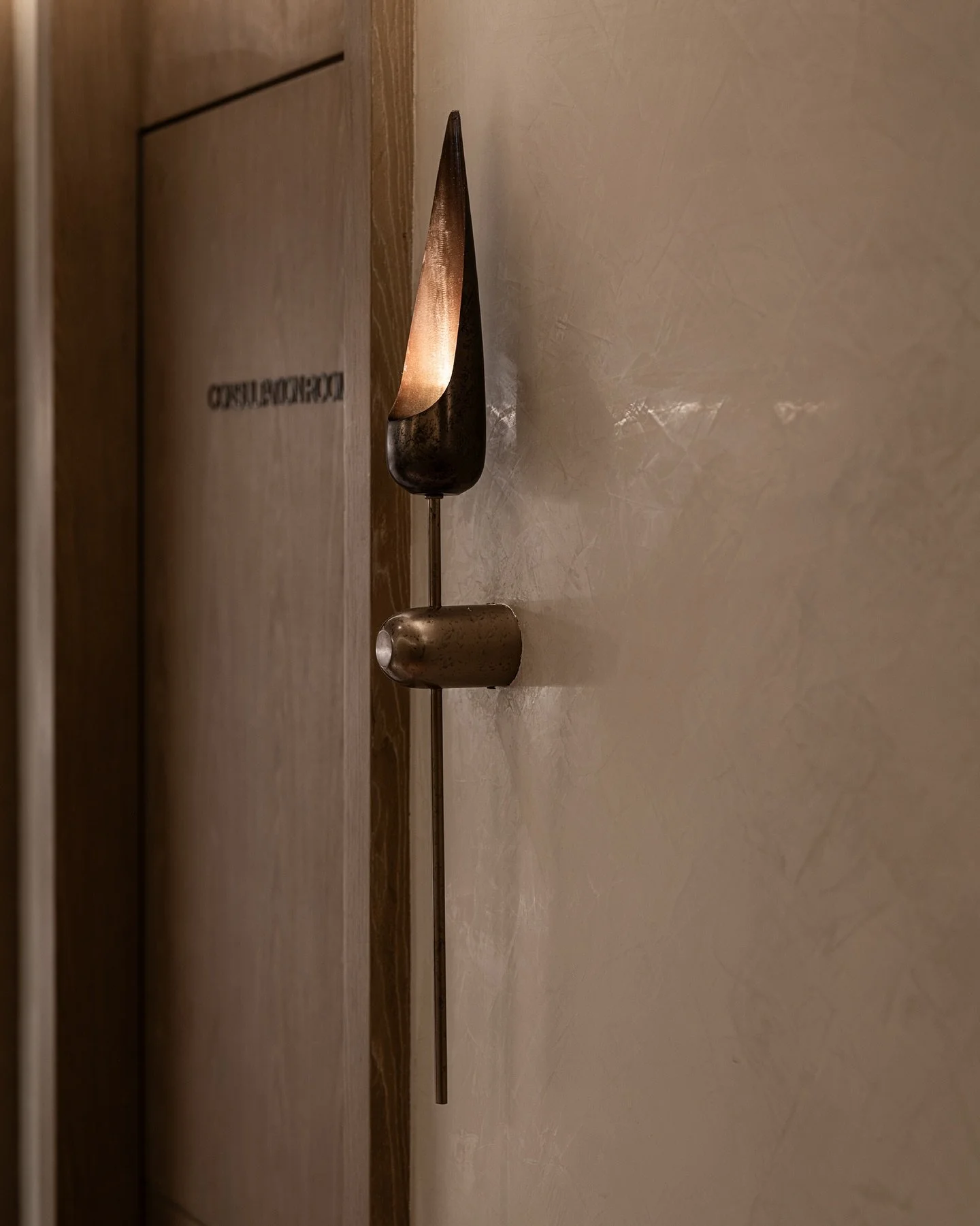 Lighting is crucial in building up a ceremonial atmosphere. Along the long corridor, uplights cast a soft glow. Bespoke, tulip-inspired lighting fixtures illuminate and mark each doorway, adding texture and form to the pathway, guiding visitors furth