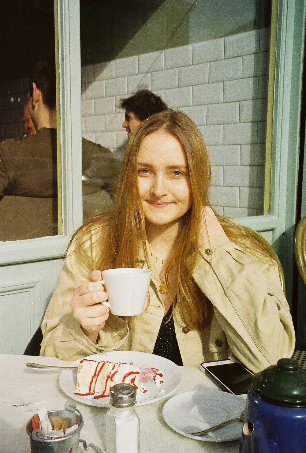 french+girl+cafe+paris.jpg