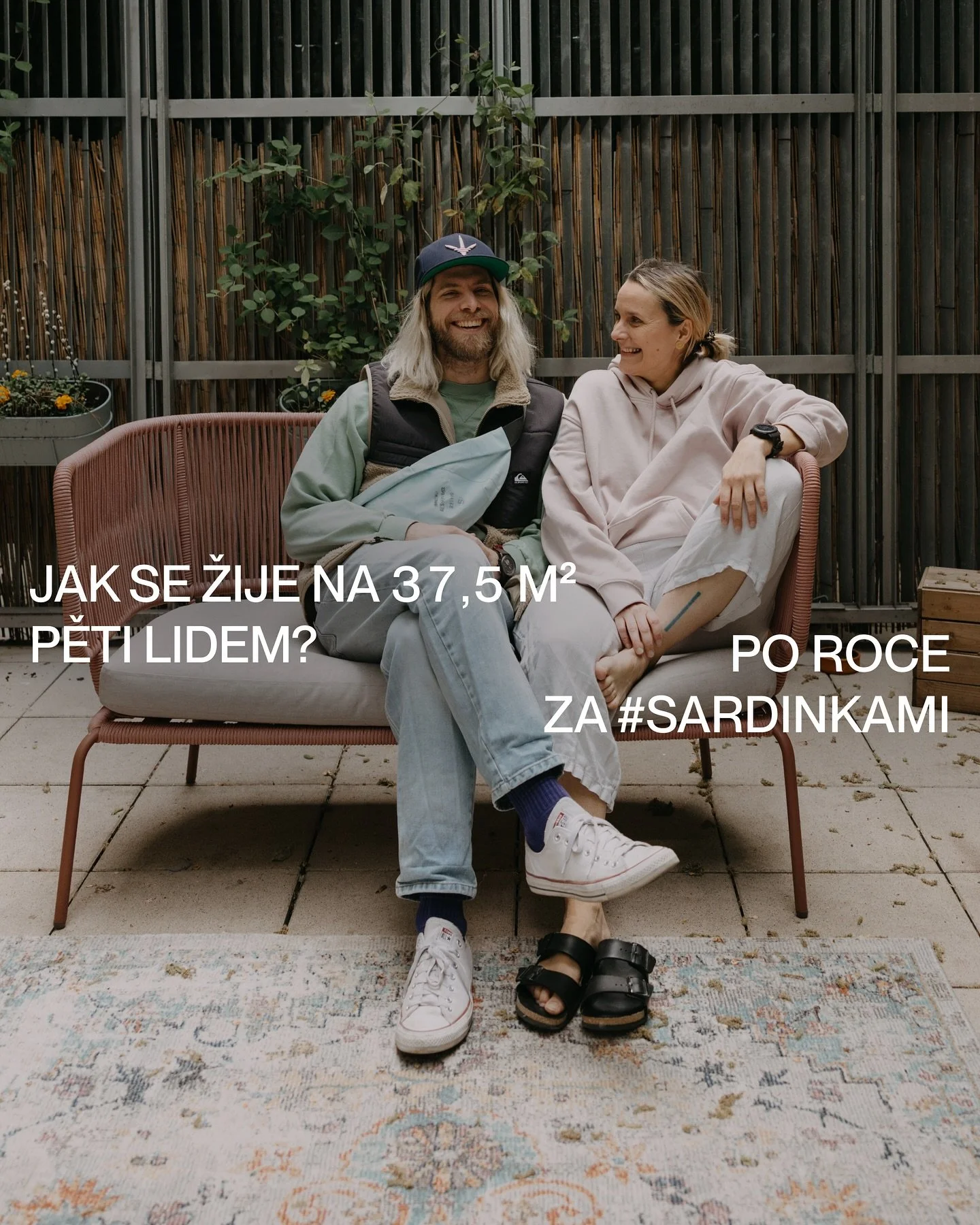 Před v&iacute;ce než rokem jsme pro v&aacute;s zdokumentovaly velk&eacute; životn&iacute; rozhodnut&iacute; pětičlenn&eacute; rodiny, kter&aacute; se rozhodla sbalit kufry, d&aacute;t sbohem předražen&eacute;mu n&aacute;jemn&iacute;mu bydlen&iacute; 