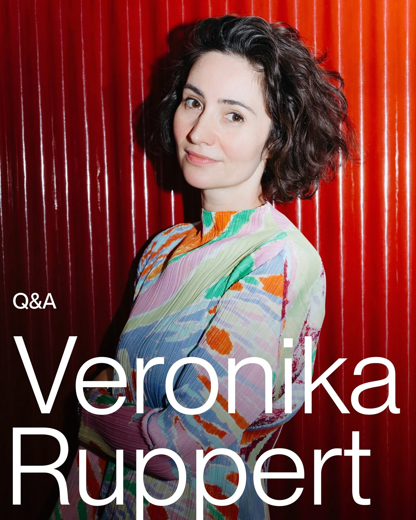 @veronikaruppert patřila k prvn&iacute;m osobnostem, kter&eacute; před deseti lety začaly v česk&yacute;ch m&eacute;di&iacute;ch otev&iacute;rat t&eacute;mata udržitelnosti a etiky v m&oacute;dě. 🧥👢⁣
⁣
Dlouhodobě sleduje m&oacute;du &amp; design v 