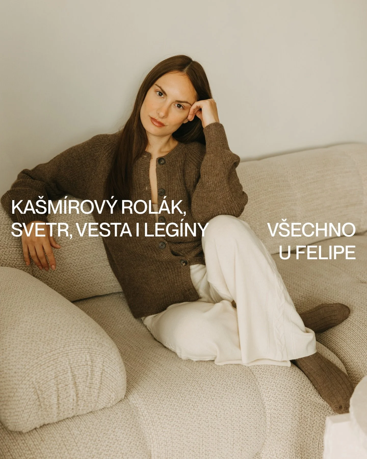 Zima udeřila! 🌨️ R&aacute;na jsou mlhav&aacute;, zima se dere pod kab&aacute;t či bundu a od pusy jde p&aacute;ra, to znamen&aacute; jedin&eacute;! Je čas na vlnu. Materi&aacute;l, kter&yacute; zahřeje, d&yacute;ch&aacute; a nezrad&iacute; v&aacute;