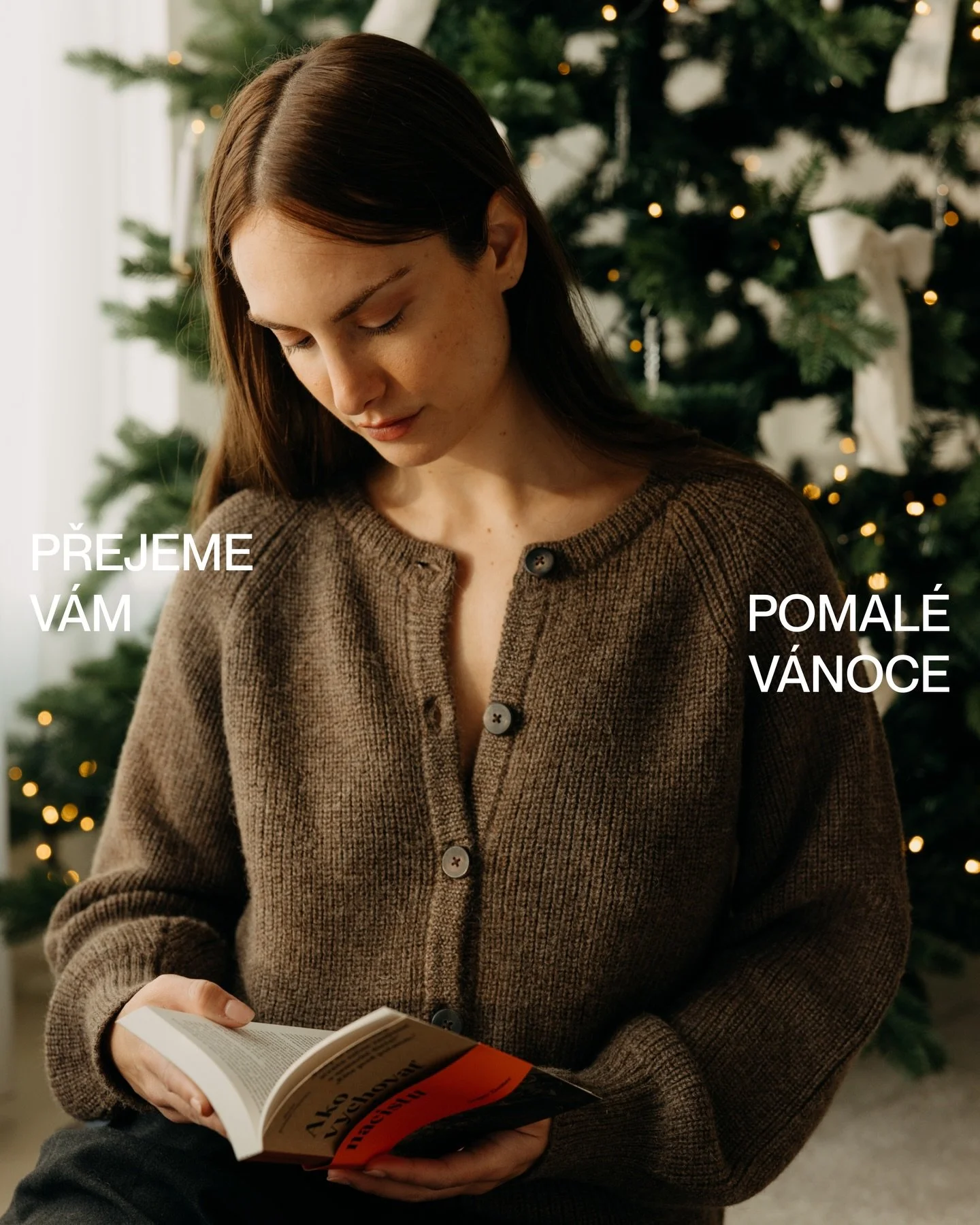 Za celou redakci Slow Femme v&aacute;m přejeme kr&aacute;sn&eacute; V&aacute;noce. Užijte si je v kruhu va&scaron;ich bl&iacute;zk&yacute;ch ve zdrav&iacute;, klidu a s &uacute;směvem na tv&aacute;ři.⁣
⁣
Tě&scaron;it se na v&aacute;s budeme opět po N