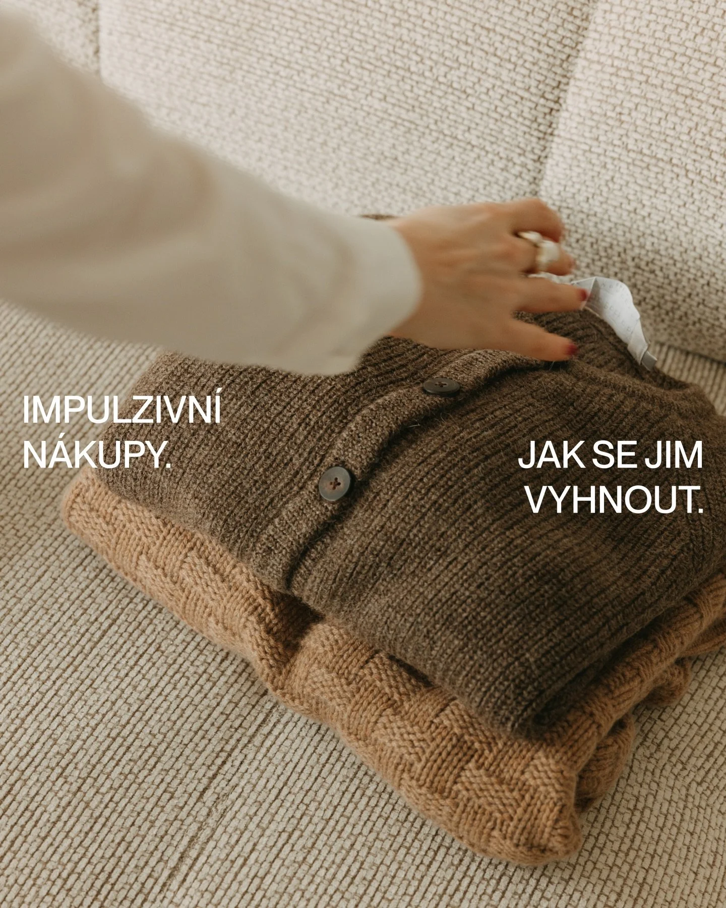 Oblečen&iacute; je pro Slow Femme neviditeln&yacute;m podpisem, kter&yacute; potvrzuje jej&iacute; hodnoty. Při nákupu se za něj přitom nemusí utratit jmění. Ne každá Slow Femme má babičku, která ukrývá ve skříni poklady a zároveň a