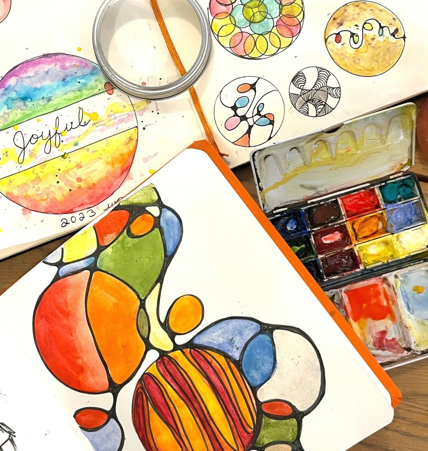 ➡ LOOK INSIDE ➡ Our Creative Kickstart Class!

Join Jacqui for a fun, relaxing artistic adventure designed just for total, complete beginners!  This mixture of easy art activities will spark your curiosity and inspire you to add more creativity into 