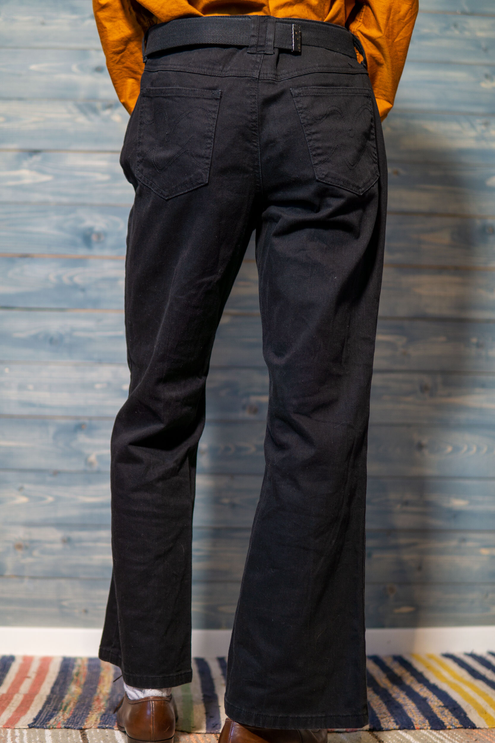 Svarta utsvängda jeans