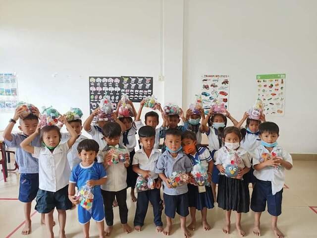 Oma's maken knuffels voor Cambodja