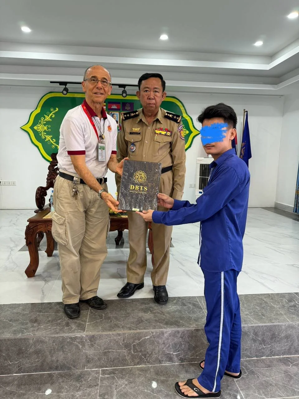 Diploma uitreiking gevangenis Sihanoukville