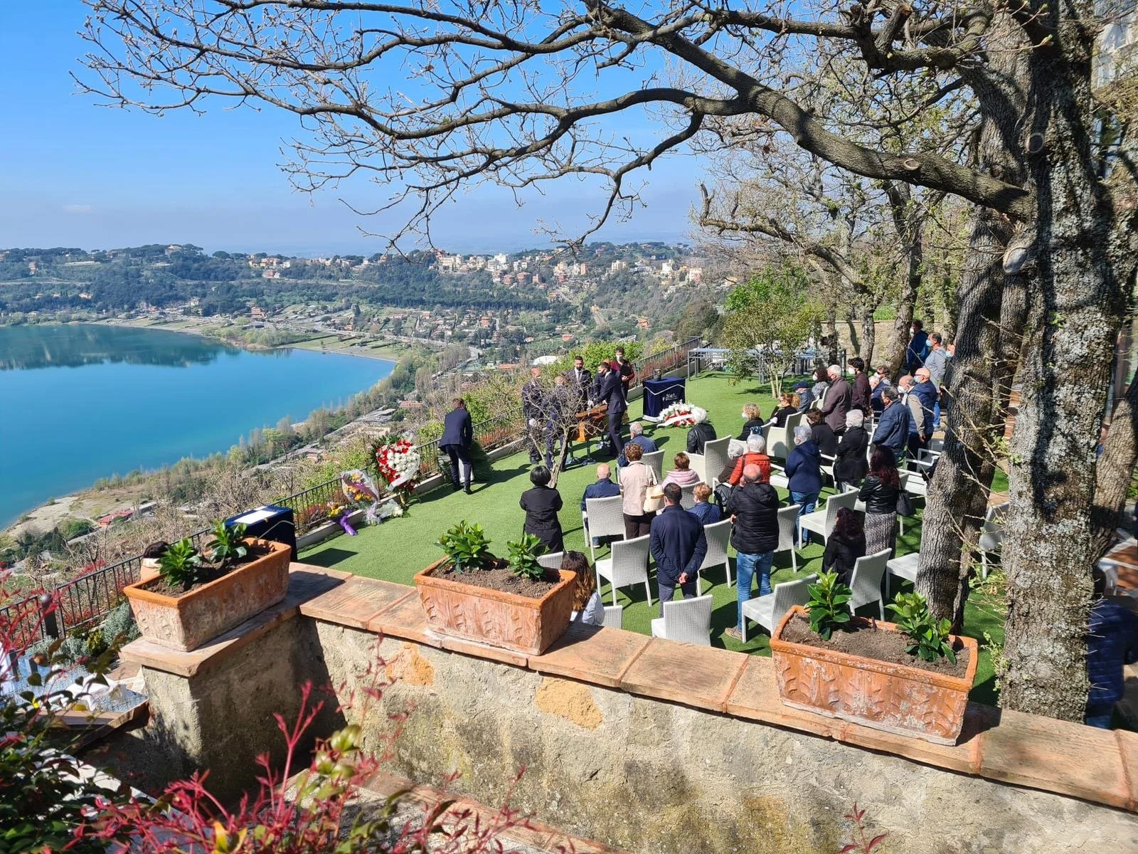 funerale al lago esterno.jpeg
