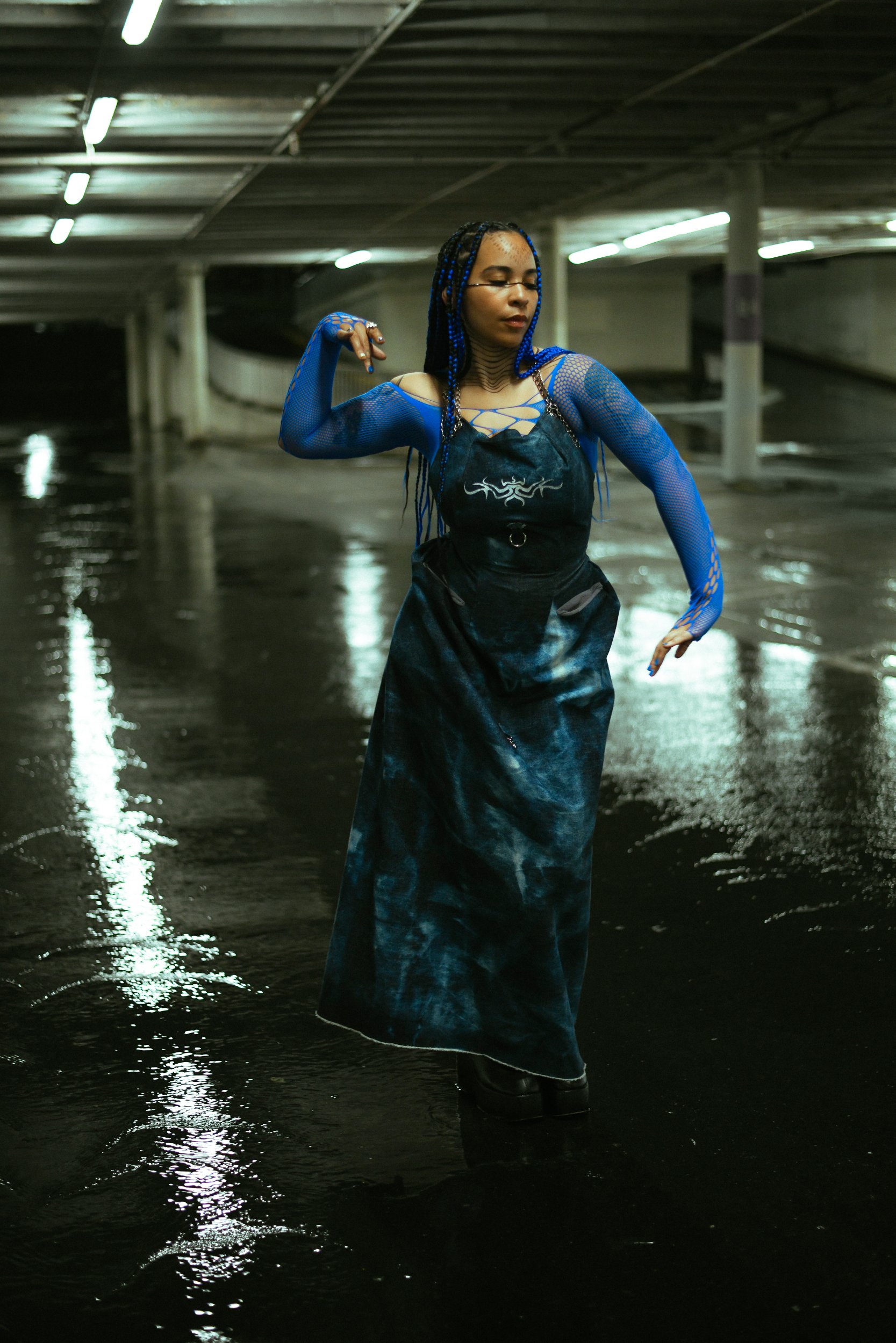 Behind-the-scenes portraits and documentary photography of AnAkA’s Angel music video, shot in Los Angeles by documentary and BTS photographer Gí Tenamá.