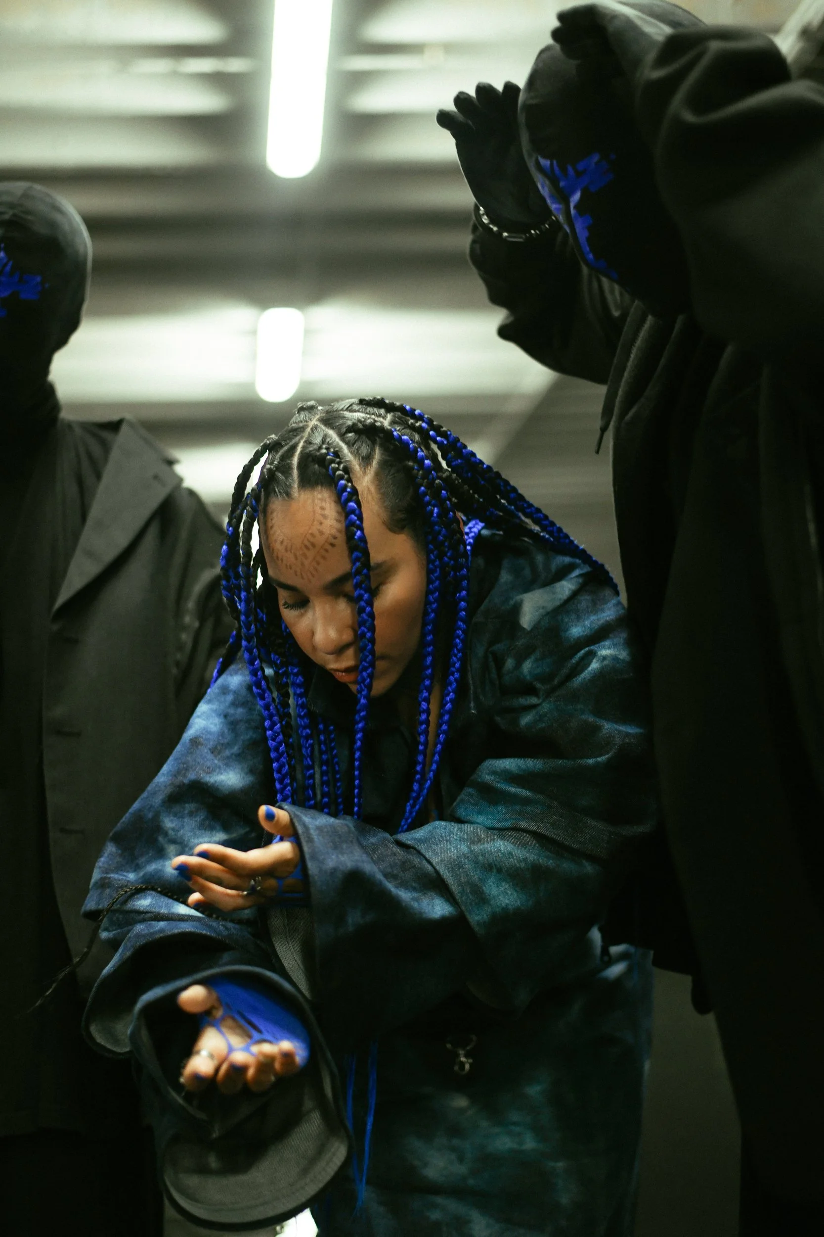 Behind-the-scenes portraits and documentary photography of AnAkA’s Angel music video, shot in Los Angeles by documentary and BTS photographer Gí Tenamá.