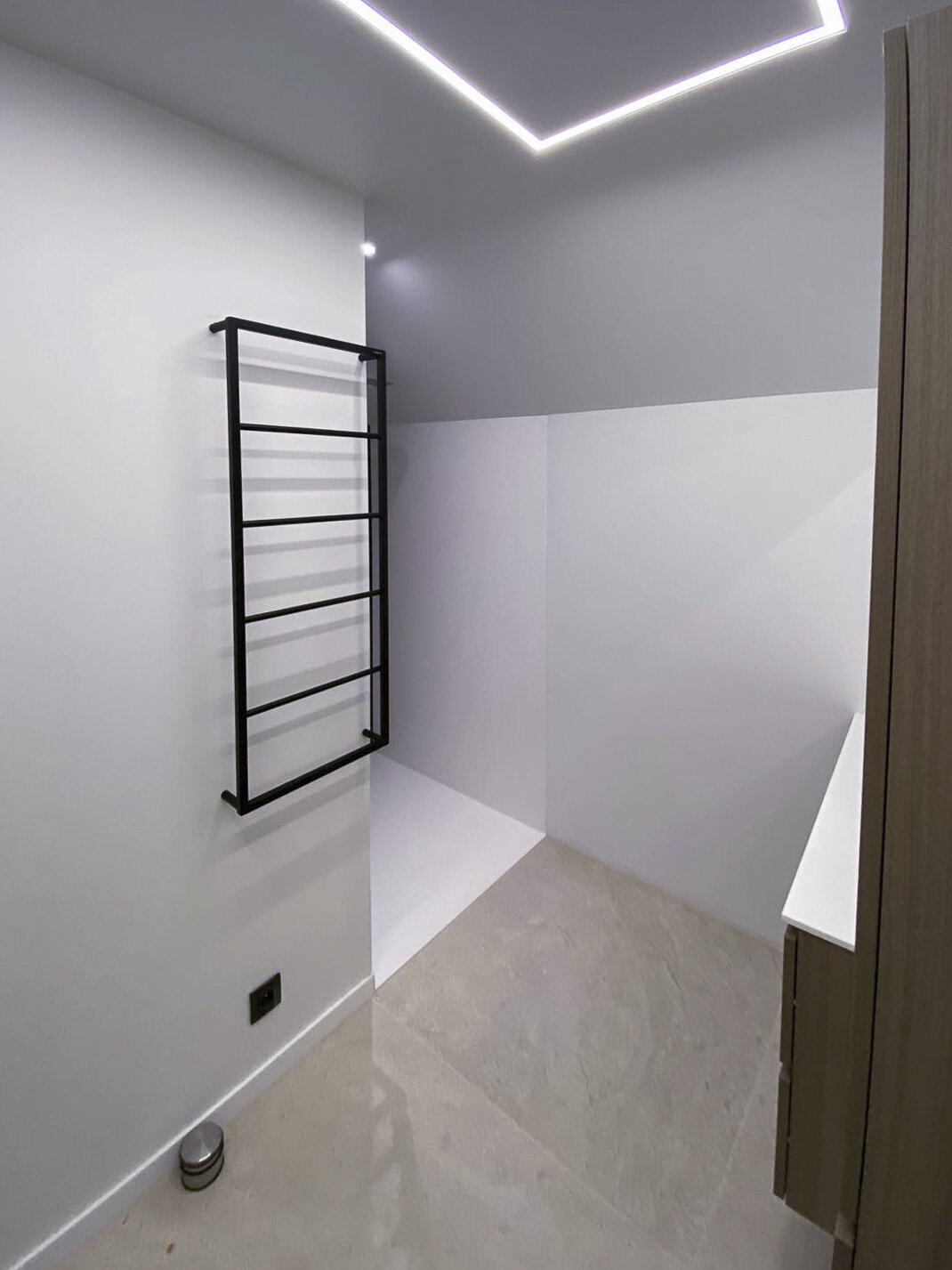 Kleine badkamer met inloopdouche, afgewerkt met ledverlichting en warmtepaneel in het plafond